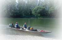 auf einer Zille mit Benzinmotor